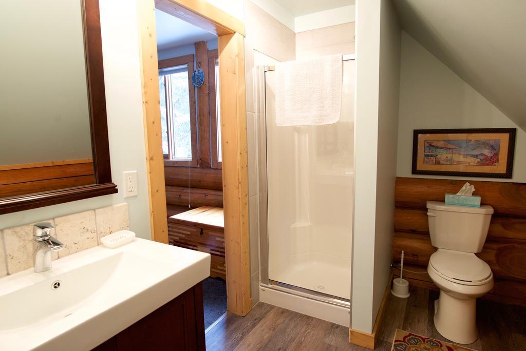 Kicking Horse Canyon Guest House Golden Exteriér fotografie